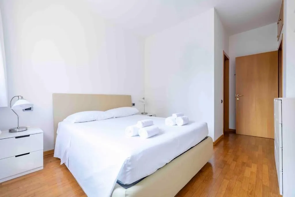 Ferienwohnung Bellissimo Bilocale Con Terrazzo Mailand Italien